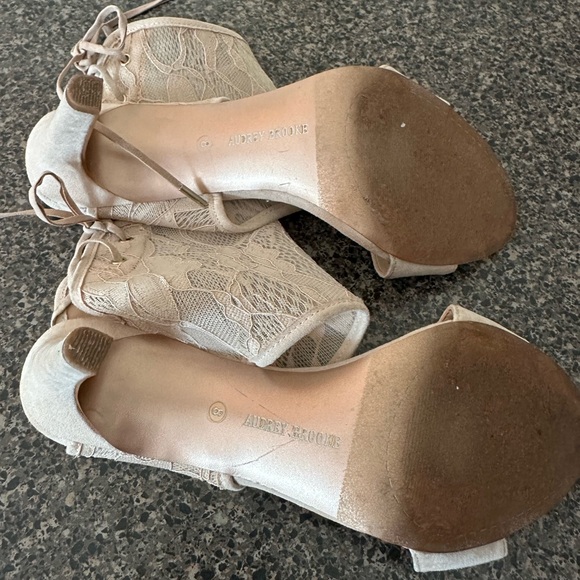 Audrey Brook Lace Heels Size 8 - Picture 4 of 5